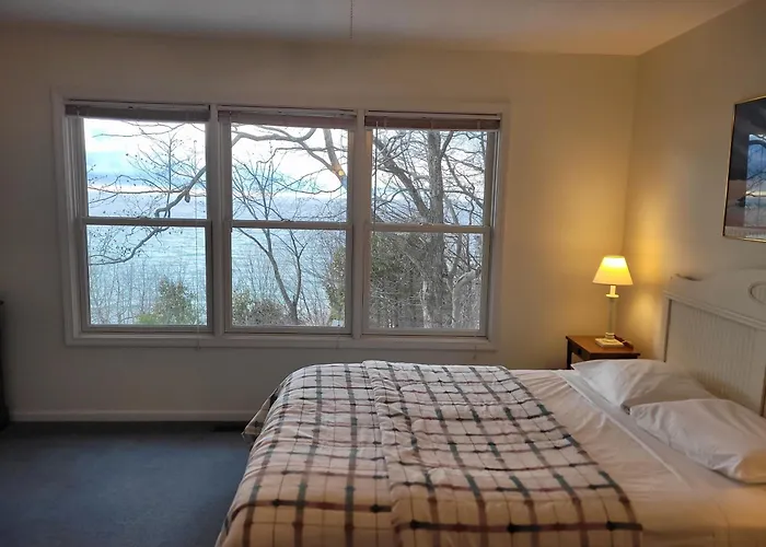 Great Lakes Getaway - Incredible Lakefront!